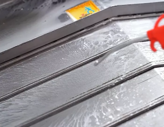 Reinigung des Arbeitstisches des vertikalen CNC-Bearbeitungszentrums Reinigung des Arbeitstisches des vertikalen CNC-Bearbeitungszentrums